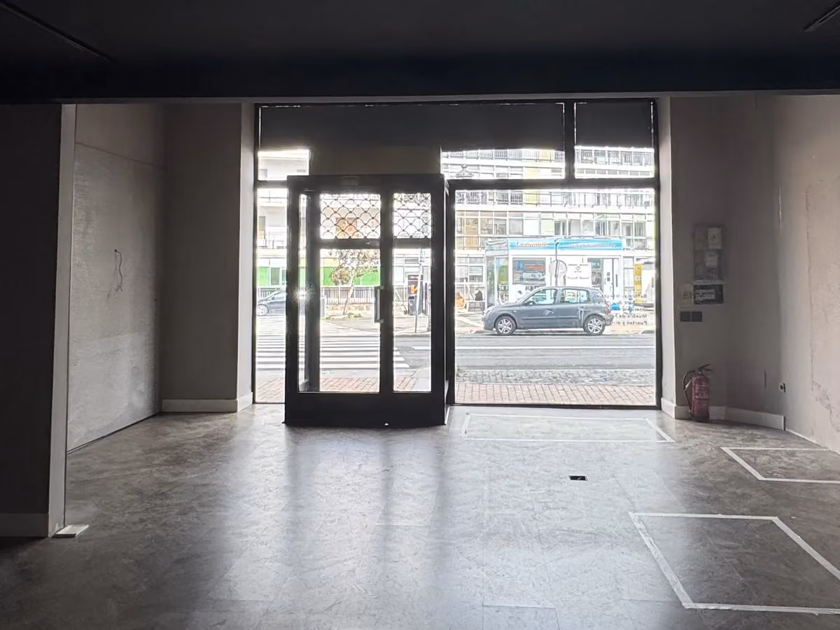 Entrada de la oficina antes de la reforma